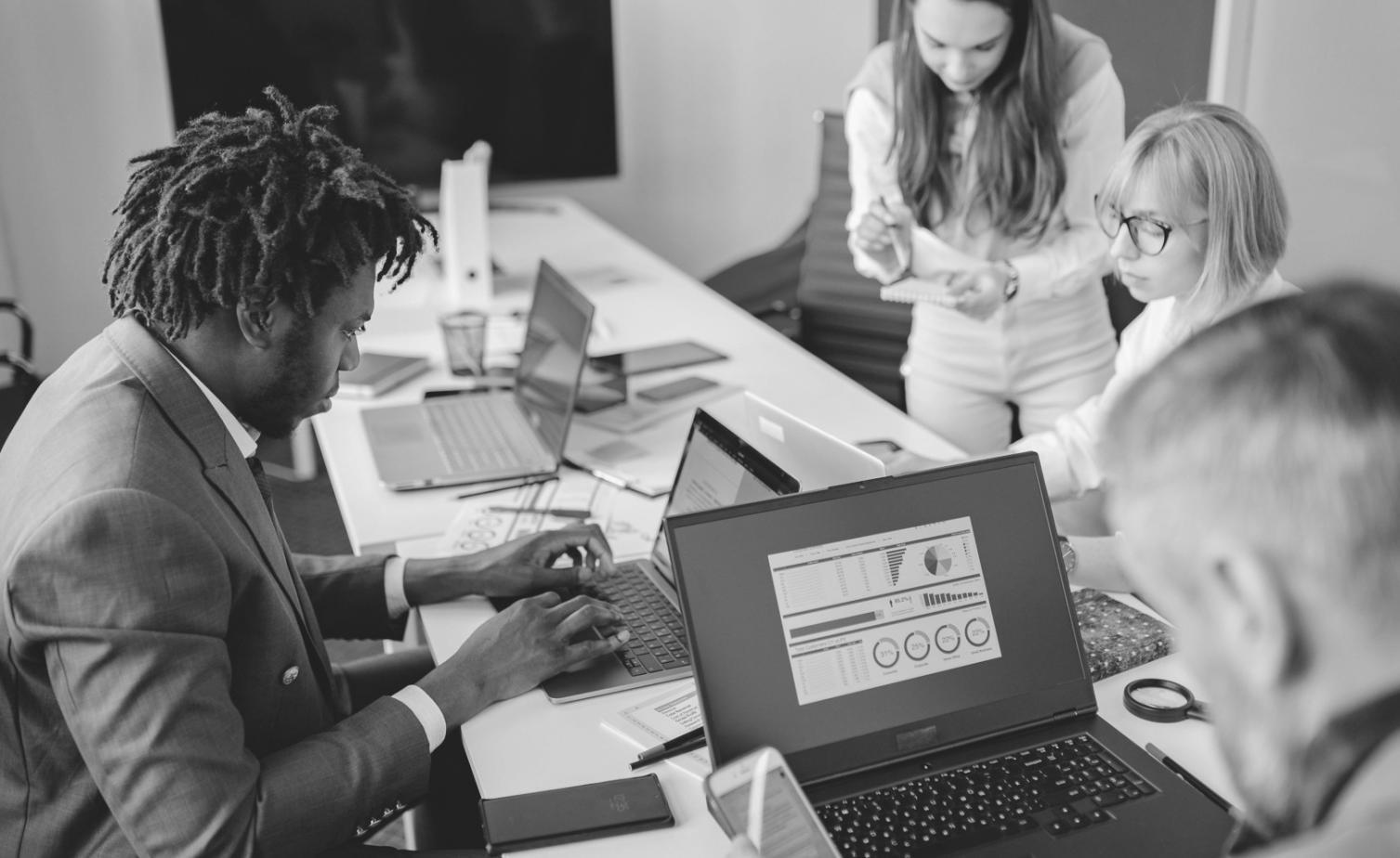 Professionelle Beratungssituation mit Dokumenten und Laptop